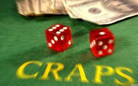 Aplikasi sarangdomino menampilkan menu kategori game dengan slot, dealer langsung, dan taruhan olahraga