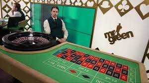 Layar aplikasi sarangdomino menampilkan berbagai permainan slot dengan thumbnail tema yang beragam